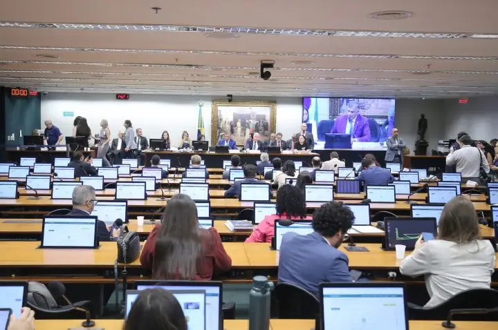 Deputados do governo e da oposição divergem sobre a redução da jornada de trabalho