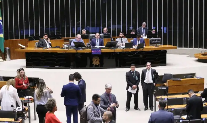 Deputados podem votar projeto que inclui violência contra filhos entre as formas de violência contra a mulher