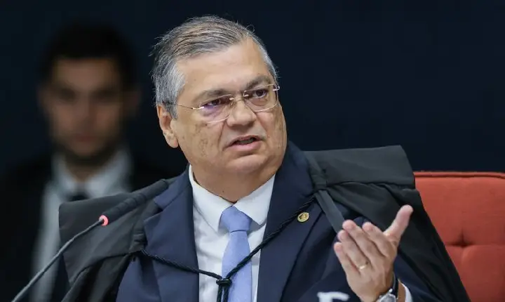 Dino dá cinco dias úteis para Sóstenes esclarecer fala sobre emendas