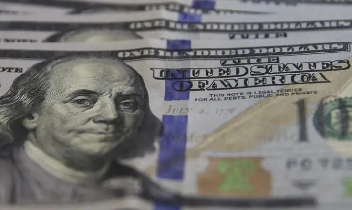Dólar inicia mês em baixa com chances de negociação entre EUA e China