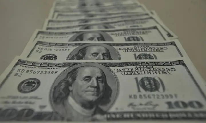 Dólar sobe para R$ 5,68 com dados fortes da economia dos EUA