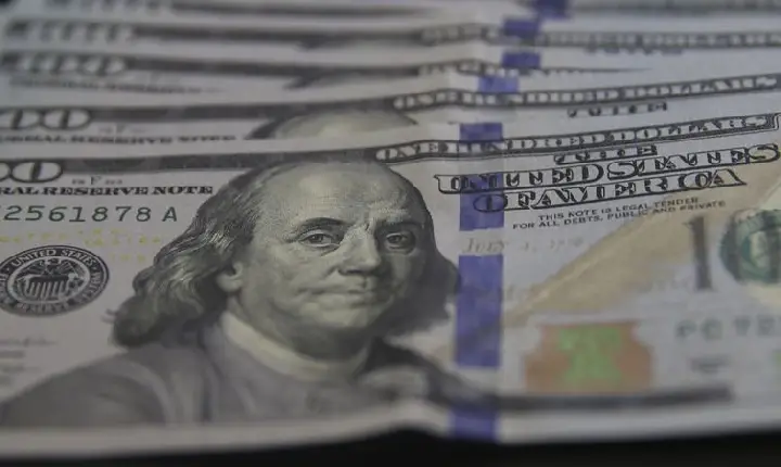 Dólar ultrapassa os R$ 5,70 à espera de juros nos EUA e no Brasil