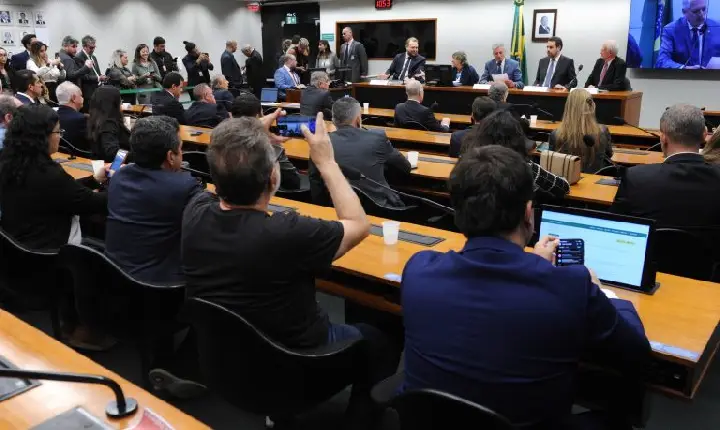 Em debate na Câmara, governo reafirma apoio ao fim gradual da escala de trabalho 6x1