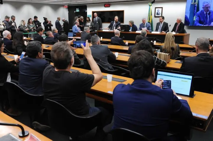 Em debate na Câmara, governo reafirma apoio ao fim gradual da escala de trabalho 6x1