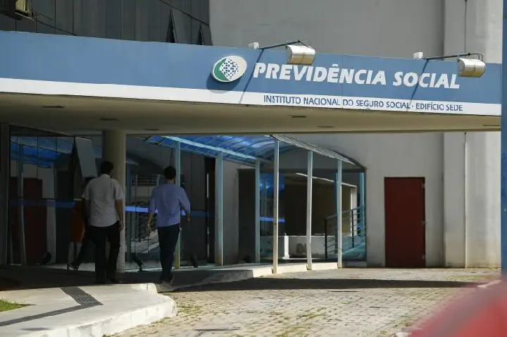 Entra em vigor lei que viabiliza gastos do INSS com novo salário-paternidade