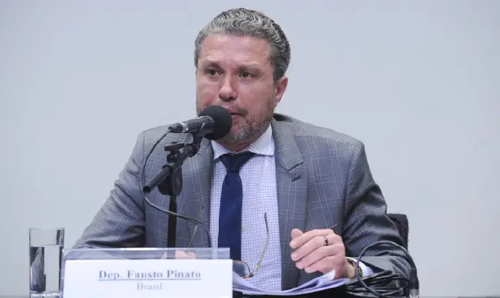 Especialistas afirmam que digitalização do comércio no BRICS deve manter dólar como referência