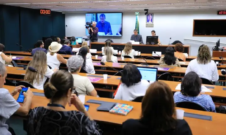 Especialistas defendem criação de política nacional para atenção à mulher na menopausa