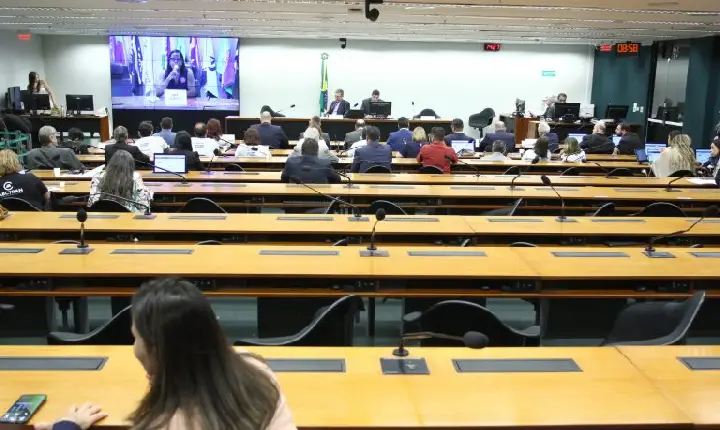 Especialistas sugerem permissão para jovens de 16 anos dirigirem com supervisão