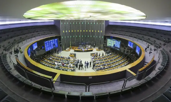 Especialistas vêem manobra jurídica em decisão da Câmara sobre golpe