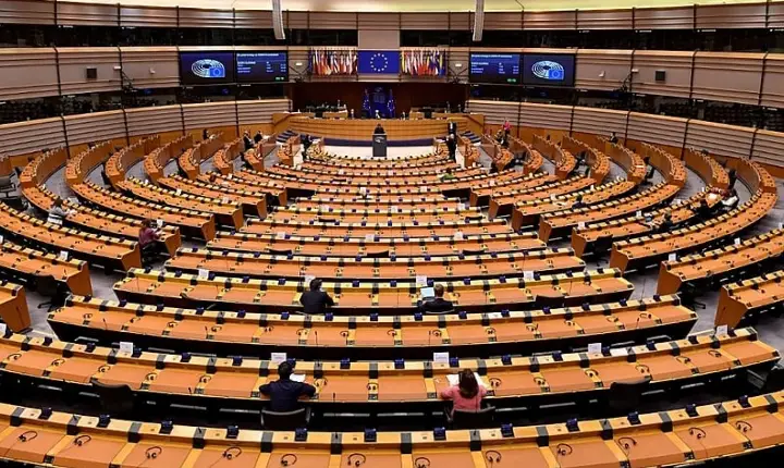 Eurodeputados pedem sanções contra Alexandre de Moraes por violações graves de direitos humanos