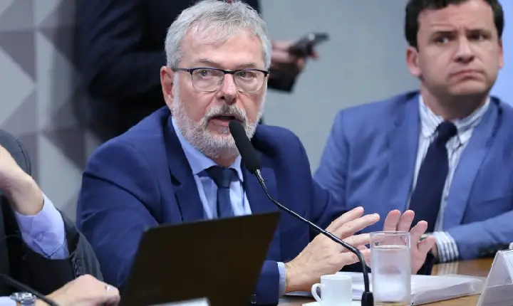 Ex-diretor do INSS admite receber mais de R$ 2 milhões de empresas ligadas ao “Careca do INSS”, mas nega envolvimento em desvios