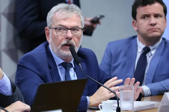Ex-diretor do INSS admite receber mais de R$ 2 milhões de empresas ligadas ao “Careca do INSS”, mas nega envolvimento em desvios