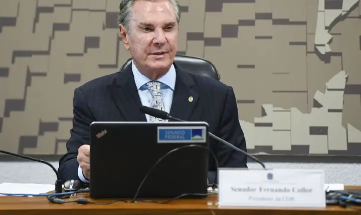 Ex-presidente Fernando Collor deixa presídio para cumprir pena em casa