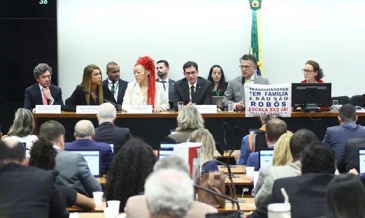 Fim da escala 6x1: relator propõe jornada de 40h semanais com transição de 14 meses; votação será nesta quarta
