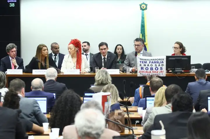 Fim da escala 6x1: relator propõe jornada de 40h semanais com transição de 14 meses; votação será nesta quarta