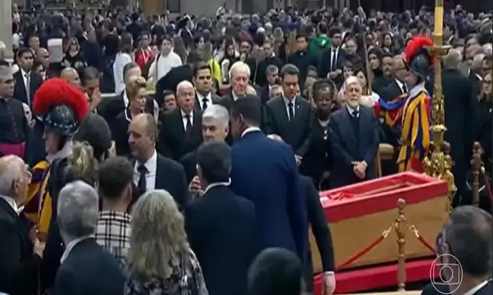 Governo Lula omite três nomes da comitiva ao Vaticano; um deles é a namorada de Barroso