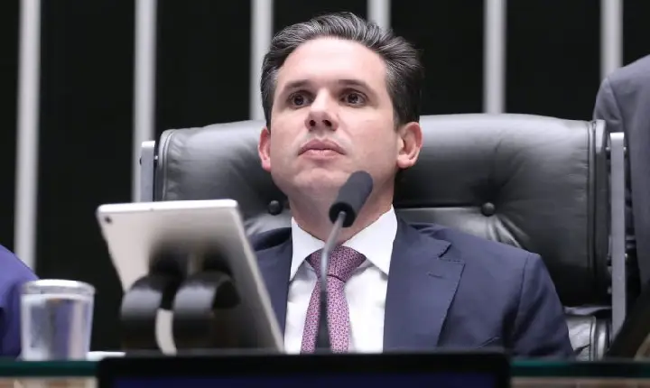Hugo Motta comemora aprovação de projeto que reduz benefícios fiscais