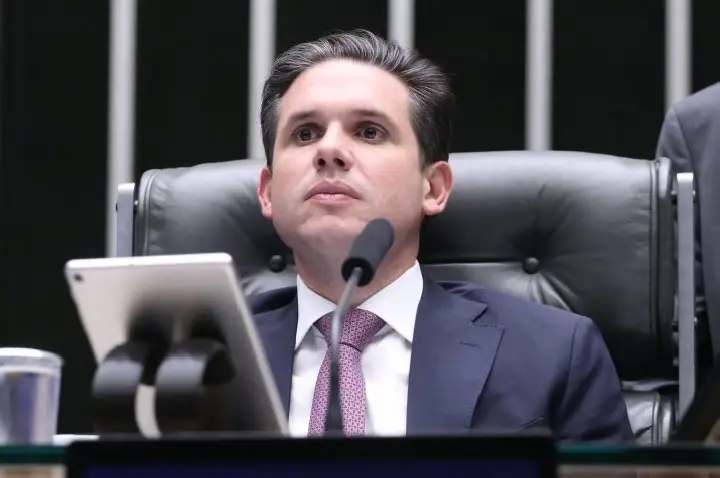 Hugo Motta comemora aprovação de projeto que reduz benefícios fiscais