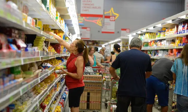 Inflação perde força pelo 2º mês seguido e fecha abril em 0,43%