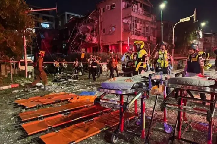 Irã dispara barragens de mísseis balísticos contra Israel, matando três pessoas e ferindo dezenas