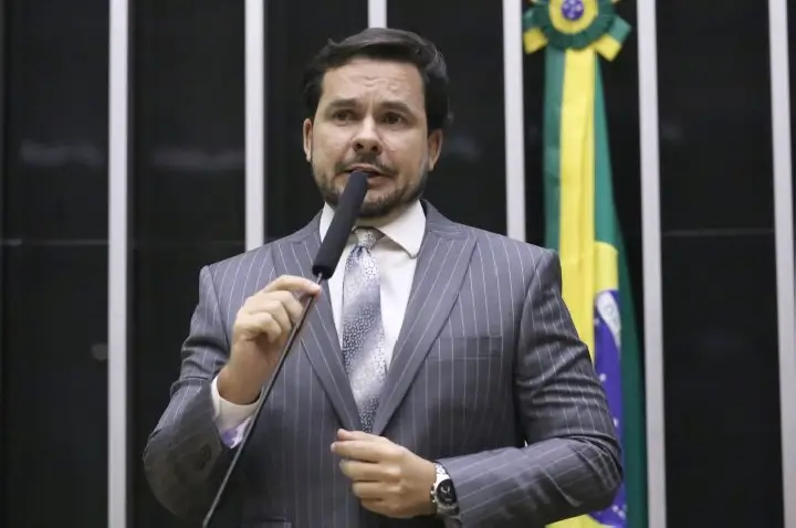 Lei cria estratégia no SUS para atender mulheres com dependência de álcool