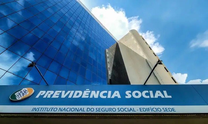Lula coordena reunião sobre ressarcimento de aposentados do INSS