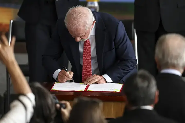 Lula veta projeto que reduz penas de condenados por tentativa de golpe de Estado