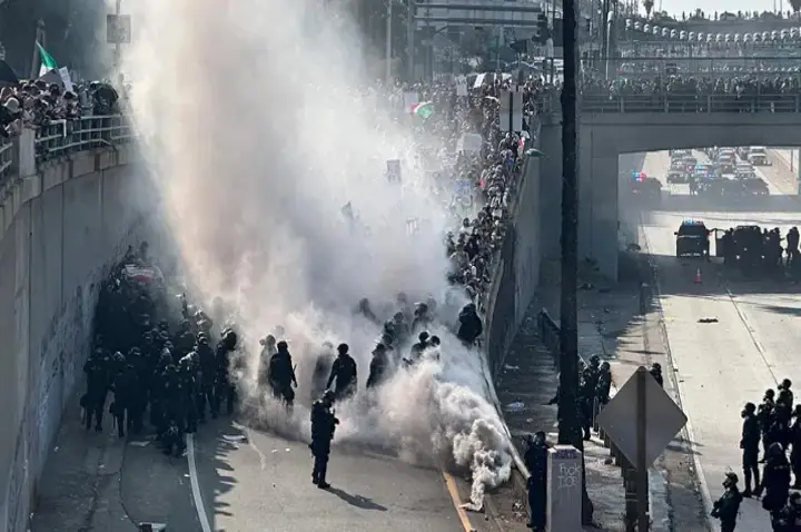 Manifestantes quebram janelas na sede da LAPD enquanto agitadores anti-ICE entram em confronto com autoridades