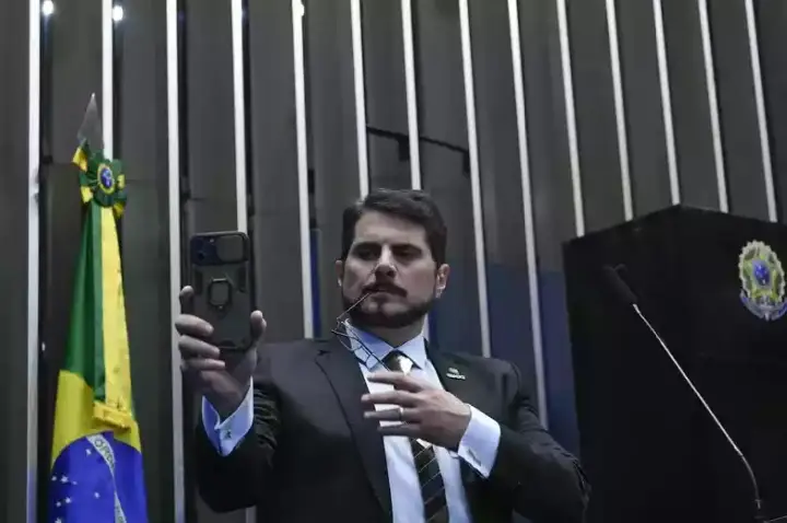 Marcos do Val é alvo de operação, e Moraes manda senador usar tornozeleira eletrônica