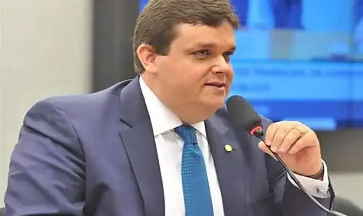 Ministro da Previdência procura Motta após derrota na CPMI