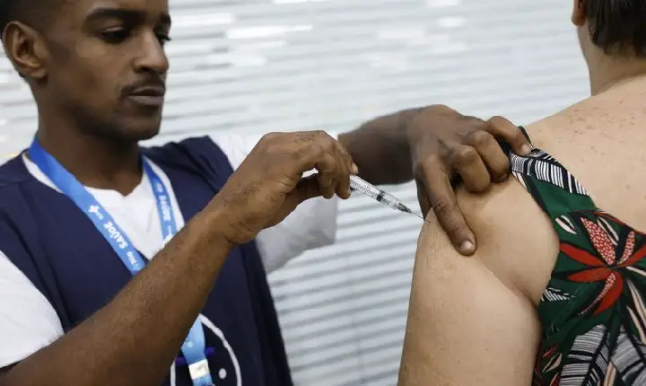 Mobilização vacina profissionais da indústria em todo o país