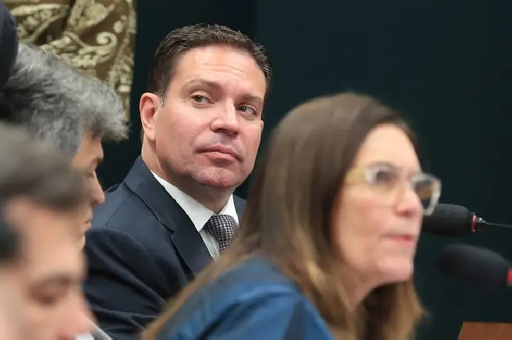 Moraes determina suspensão parcial da ação do golpe contra Ramagem