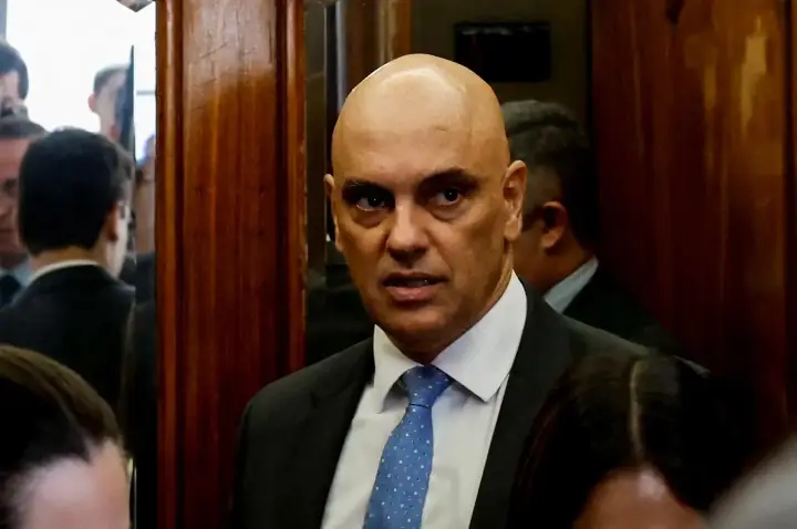 Moraes permite remoção de tornozeleira de ré do 8/1 grávida, mas vota para condená-la a 17 anos
