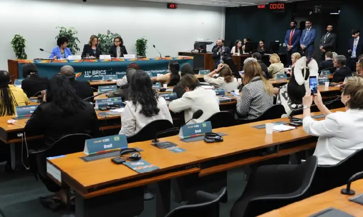 Mulheres parlamentares do BRICS temem que IA reforce desigualdades entre os gêneros
