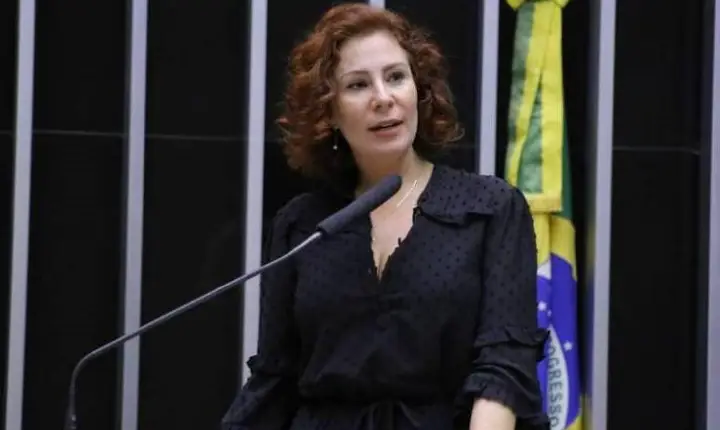 Na Itália, Carla Zambelli divulga “dossiê técnico de defesa”