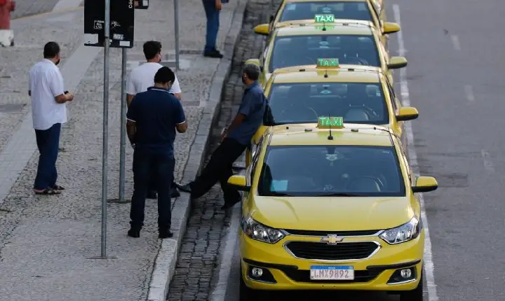 Nova lei permite transferir outorga de táxi e isenta taxa de taxímetro por cinco anos