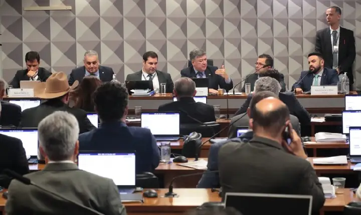 Obrigado a depor, ex-diretor do INSS não explica aumento de descontos em massa