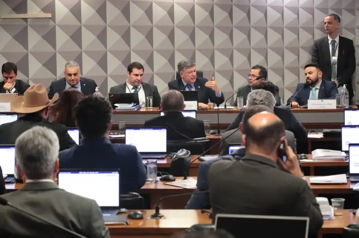 Obrigado a depor, ex-diretor do INSS não explica aumento de descontos em massa