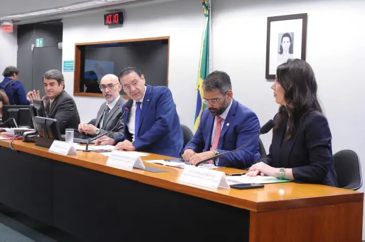 Para juristas, IA pode agilizar a Justiça, mas supervisão humana deve estar em todas as etapas