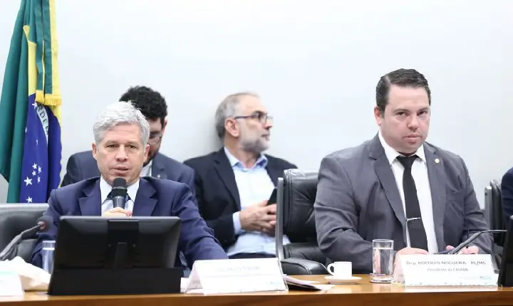 Paulo Teixeira rebate críticas da oposição e diz que reforma agrária está dentro da lei