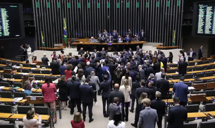 Plenário da Câmara inicia a sessão para analisar propostas nesta quinta; acompanhe
