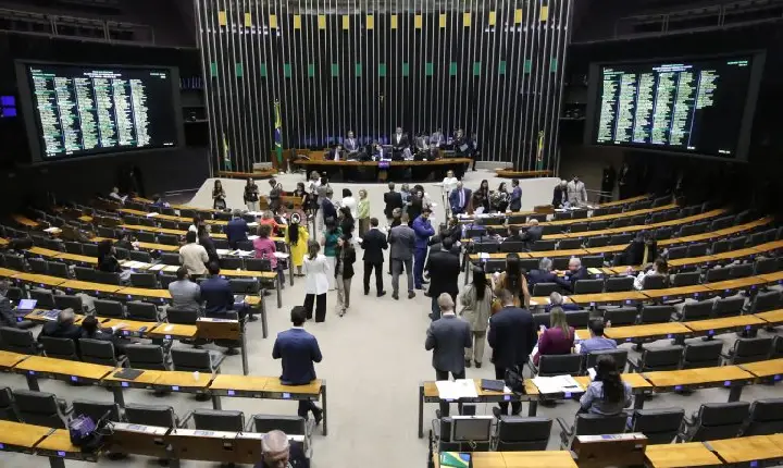 Plenário pode votar proposta que acaba com descontos na folha do INSS