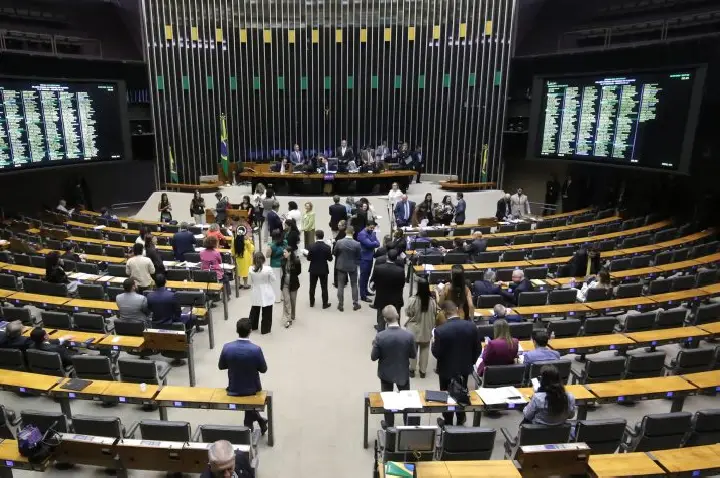 Plenário pode votar proposta que acaba com descontos na folha do INSS