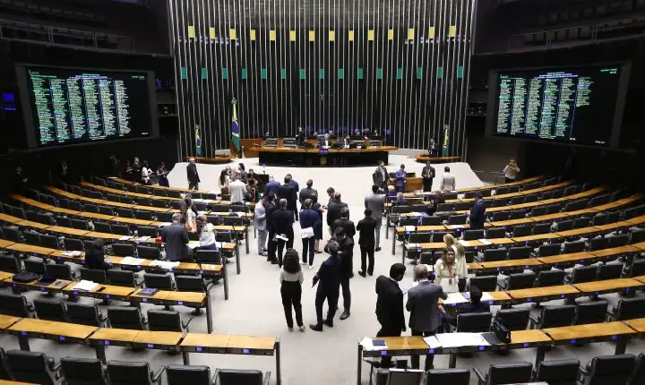 Plenário pode votar reajuste para segurança do DF e regras para transferência de veículos