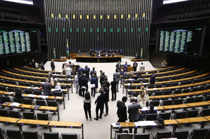 Plenário pode votar reajuste para segurança do DF e regras para transferência de veículos