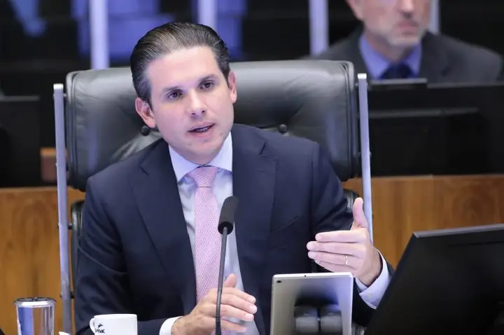 Presidente da Câmara celebra aprovação de isenção do Imposto de Renda no Senado