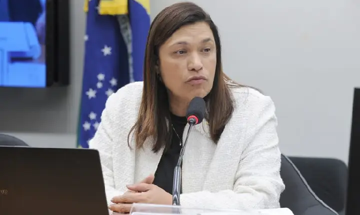 Projeto aumenta pena para agressor de mulher que usar manipulação para se aproximar da vítima