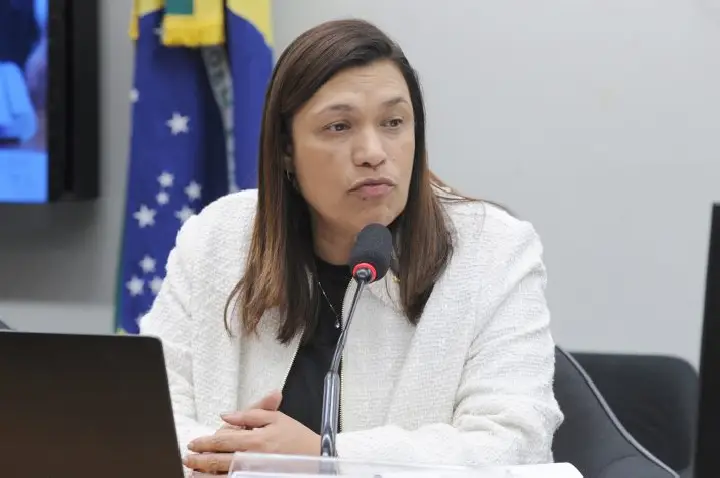 Projeto aumenta pena para agressor de mulher que usar manipulação para se aproximar da vítima