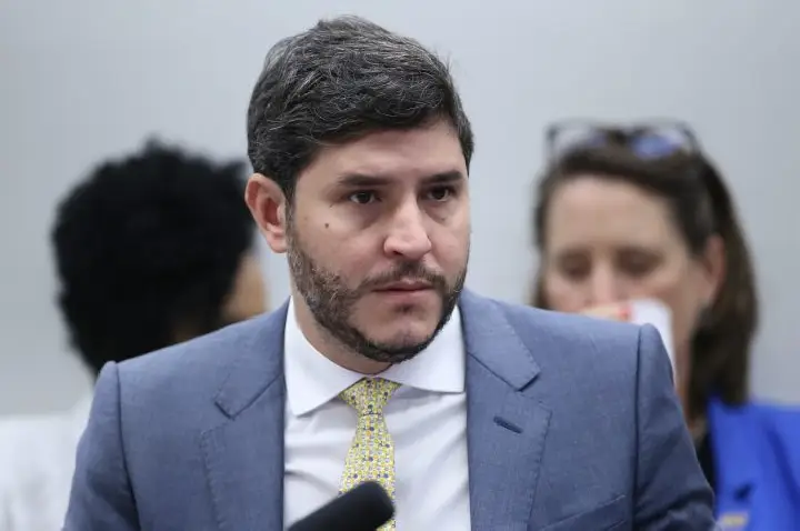 Projeto cria programa nacional para financiar casas-abrigo para mulheres vítimas de violência