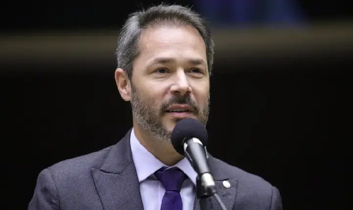 Projeto isenta taxistas e motoristas de aplicativo de tarifa por estacionamento rotativo público